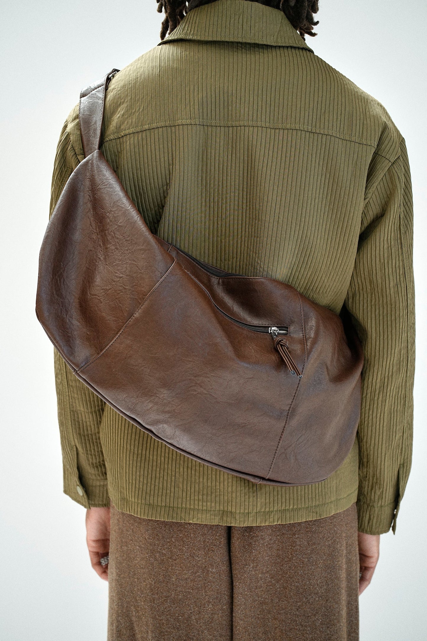 SLOUCH CROSSBODY BAG, BROWN