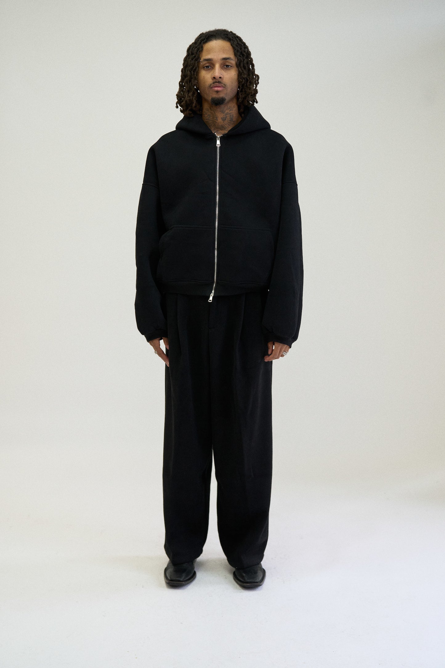 STRUCTURED ZIP HOODIE, BLACK