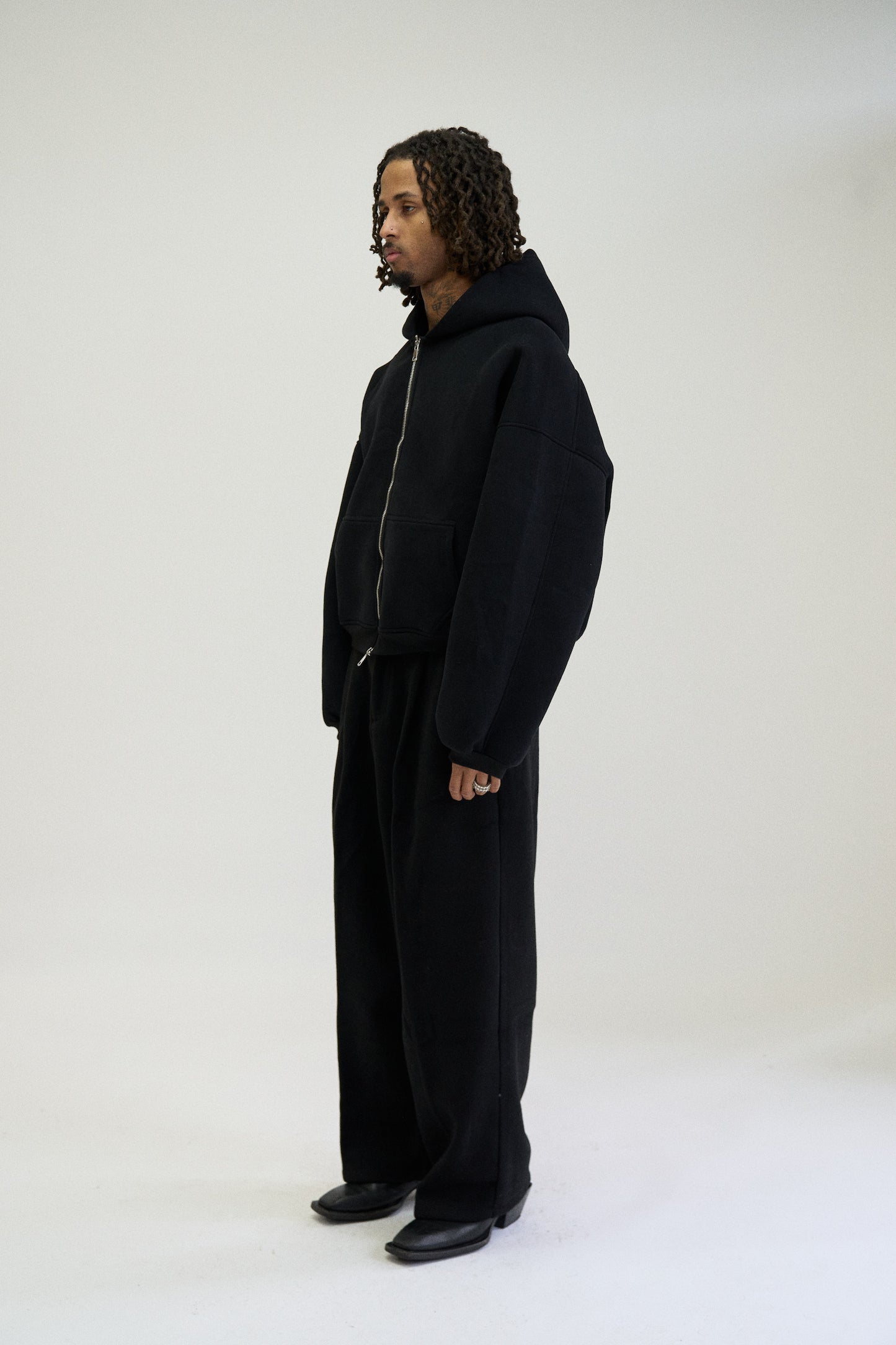 STRUCTURED ZIP HOODIE, BLACK