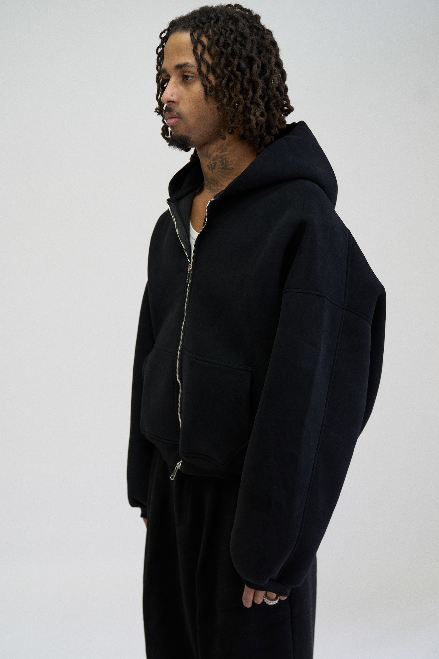 STRUCTURED ZIP HOODIE, BLACK