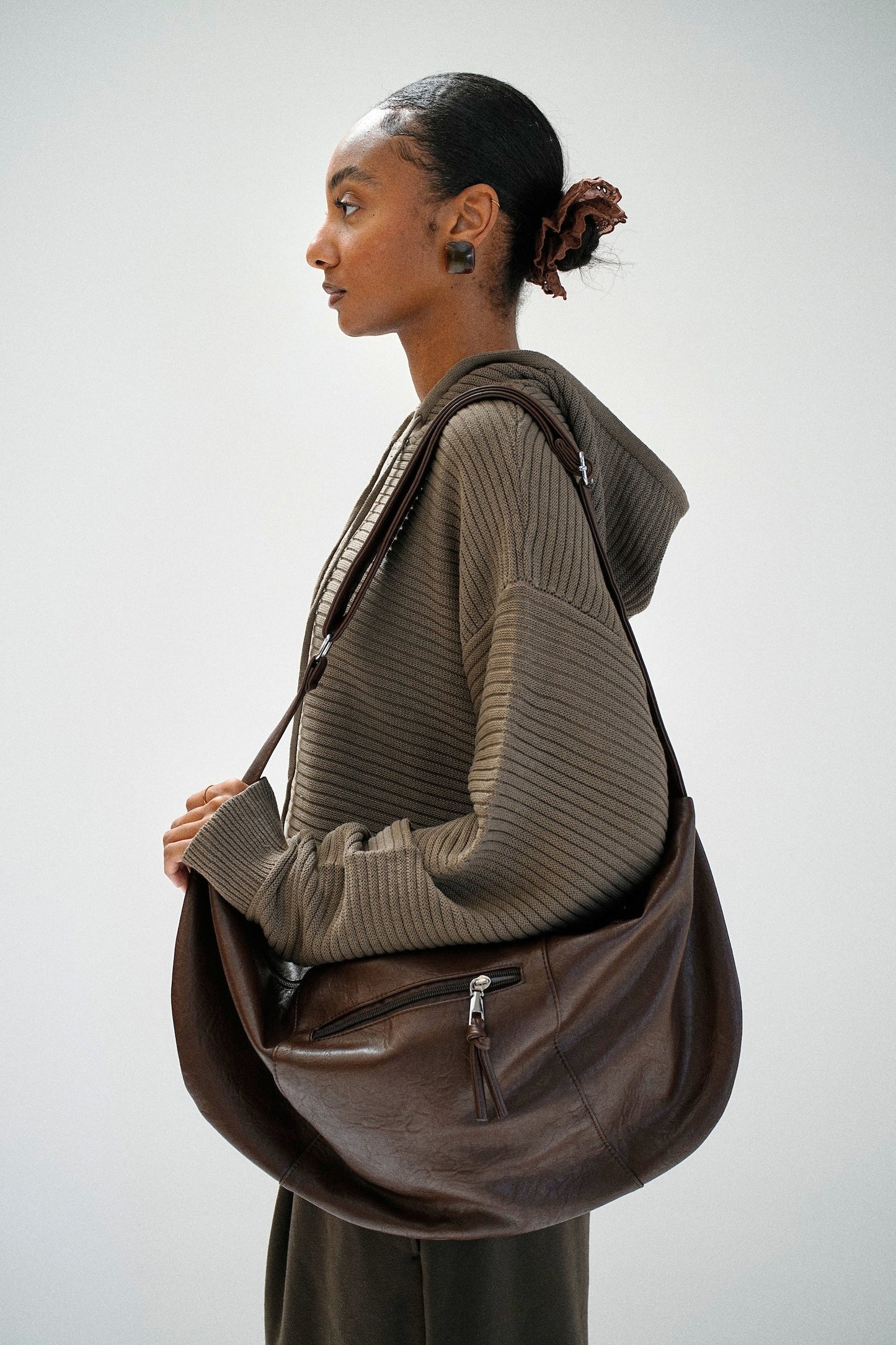 SLOUCH CROSSBODY BAG, BROWN