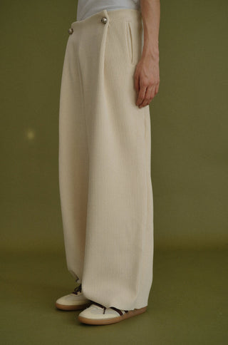 PLEATED POINT TROURSER
