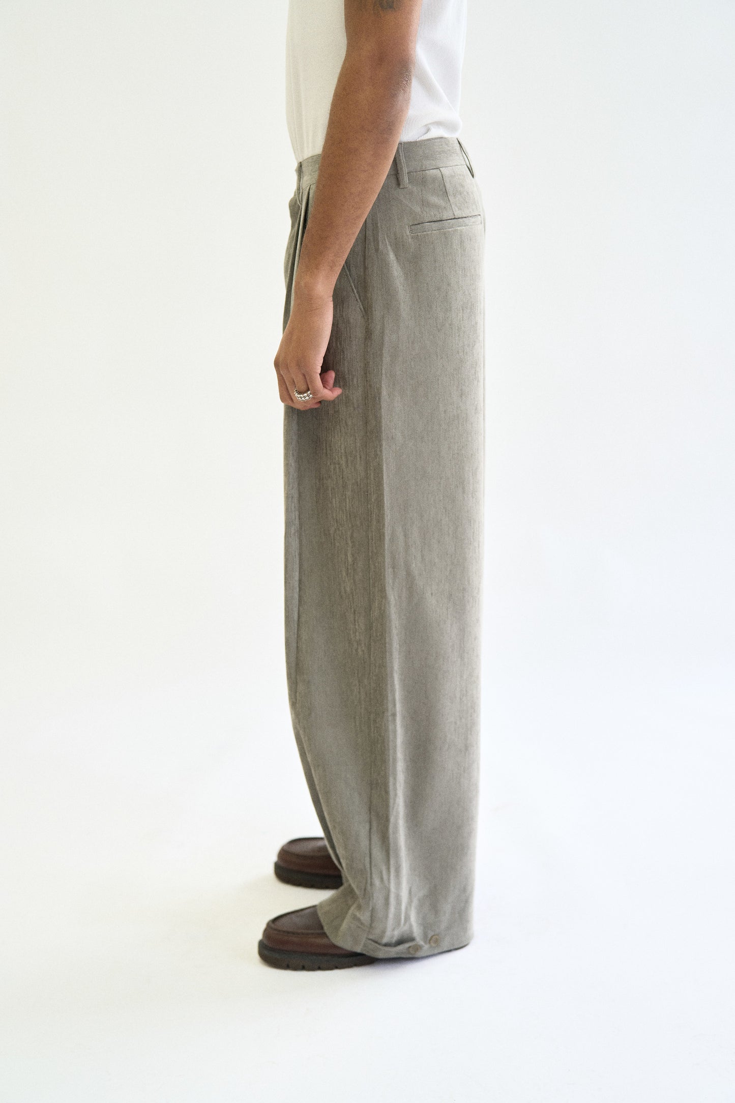 MOTTLE PLEATED TROUSER