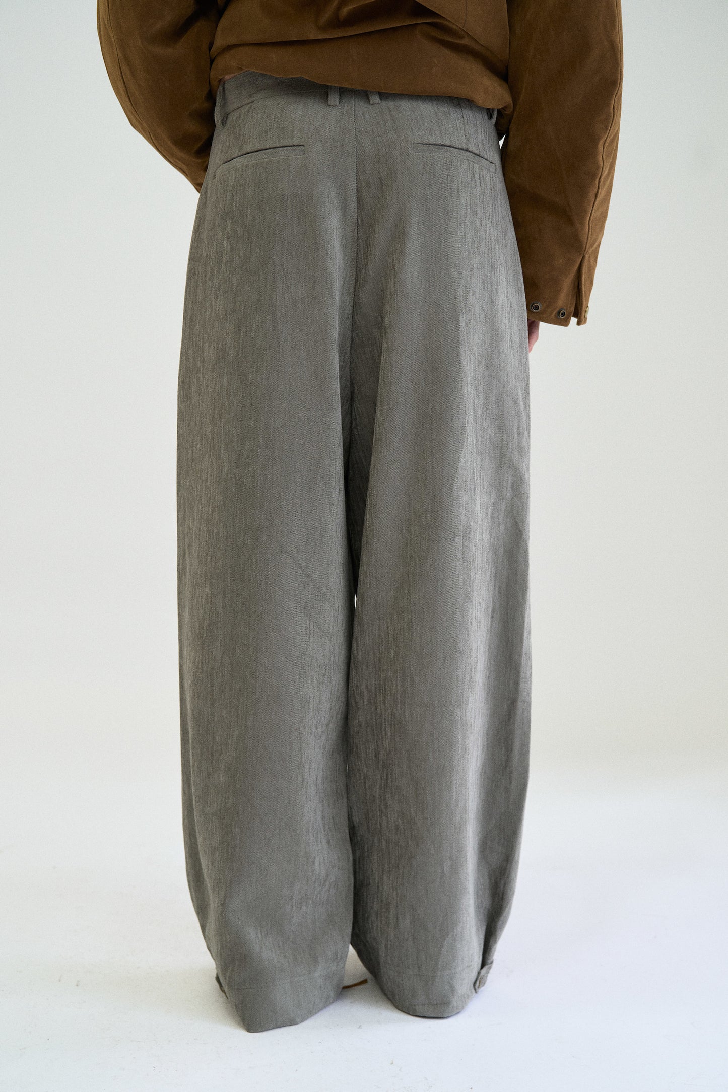 MOTTLE PLEATED TROUSER