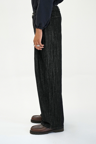 PLEAT DARKWASH JEANS